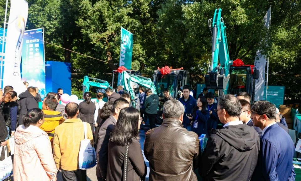 GA黄金甲智能微挖“天团”闪灼武汉，引领绿色施工潮水
